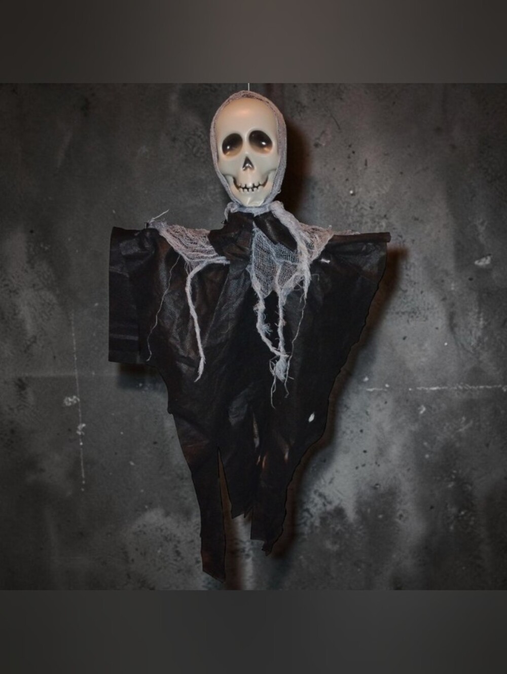 EUC Mini Hanging Skull Ghost Halloween Decoration Spooky Small Reaper Prop 18"